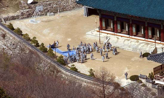 봄날을 맞은 비구니 학승들이 울력으로 경내를 정리하고 있는 듯하다. 봄빛에 드러난 빡빡 머리에 고깔모자라도 씌워주고 싶다. 